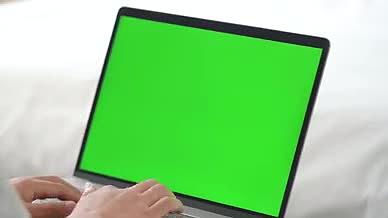电脑绿屏工作办公视频的预览图